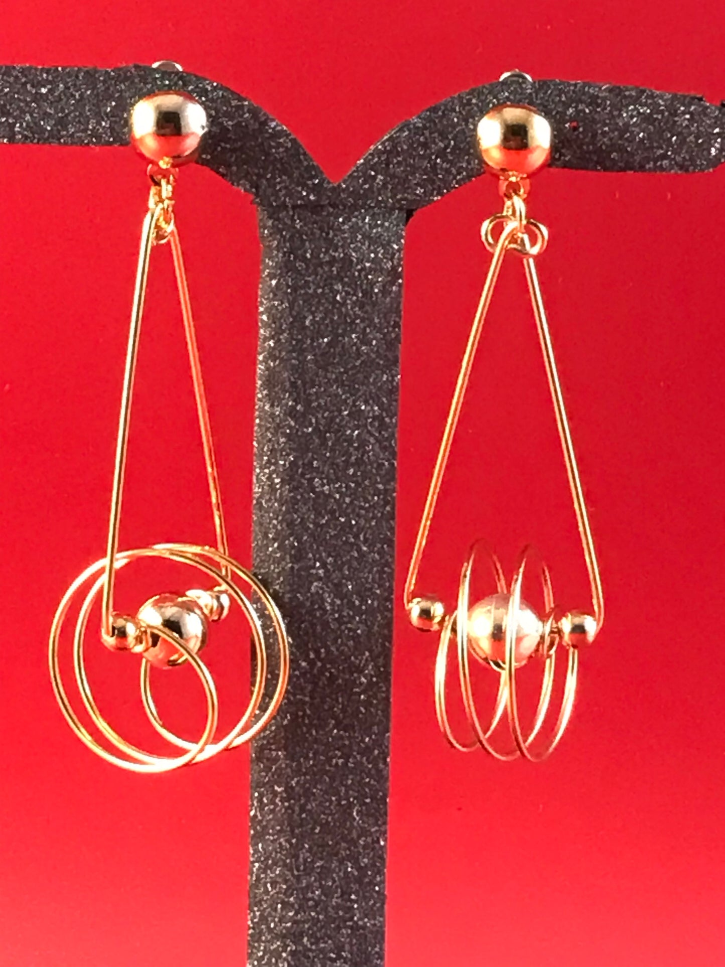 Goldfarbene Ohrringe im spiralförmigen Design mit Kugeln