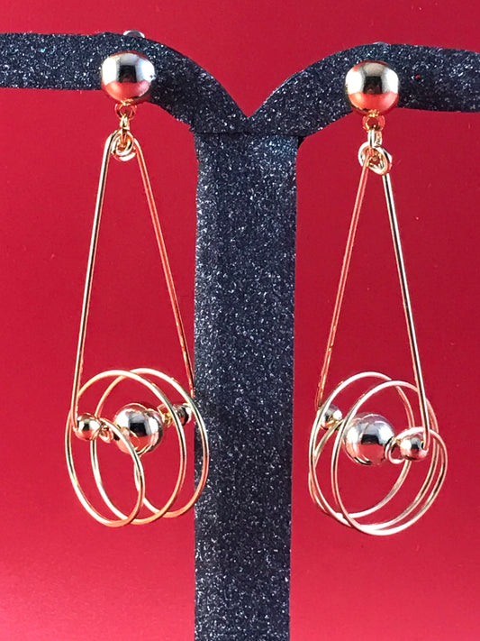 Goldfarbene Ohrringe im spiralförmigen Design mit Kugeln