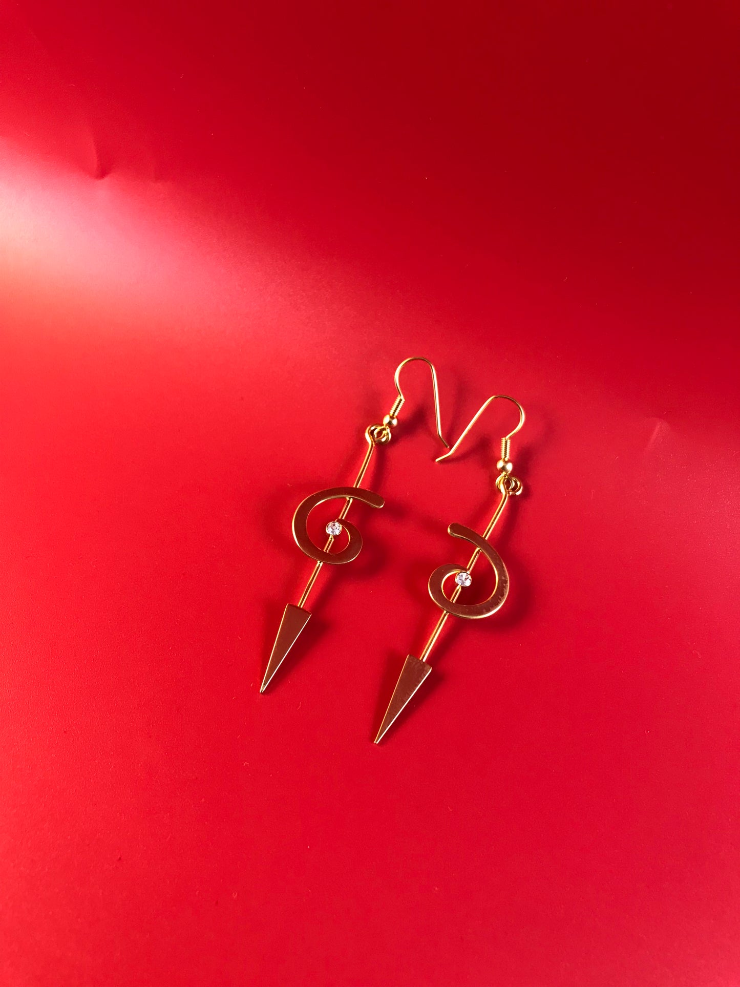 Goldfarbene Ohrringe im Speer Design mit Spirale und Zirkon